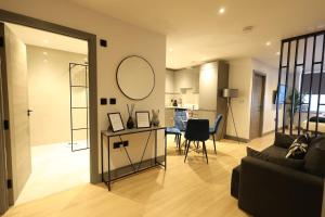 a living room with a couch and a mirror at Luxury Flat,Sauna, Jacuzzi, Free Parking in Finchley