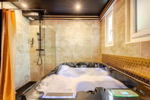 Ένα μπάνιο στο Secret SPA Jacuzzi & Cinema +12 φωτογραφίες