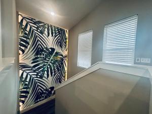 Habitación con una pared con un mural de palmeras en Spacious Beach Retreat with Deck, Arcade & Easy Beach Access, en Panama City Beach 47 fotos más