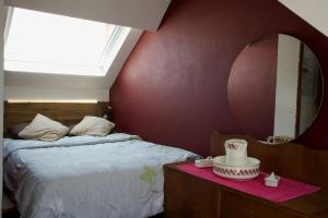 a bedroom with a bed and a mirror at Villa Paul in Blankenberge