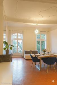 a living room with a table and a couch at Magnifique appartement cours Jean Jaurès Climatisée in Pézenas