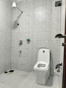 MbitaにあるLakeview Apartments - Cozy Greyのトイレとシャワー室を備えたバスルーム