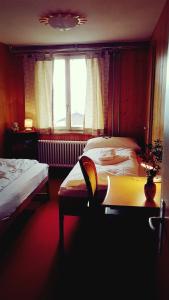 a bedroom with two beds and a window at Alegria Beatenberg in Beatenberg