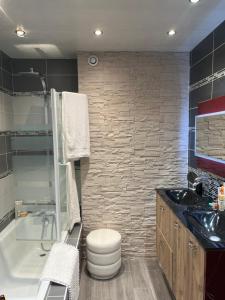 ein Badezimmer mit Toilette, Dusche und Waschbecken in der Unterkunft Maison Chic à 10min du circuit des 24H in Allonnes