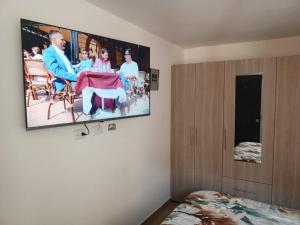 Μια τηλεόραση ή/και κέντρο ψυχαγωγίας στο Habitación confortable cama doble Ibagué
