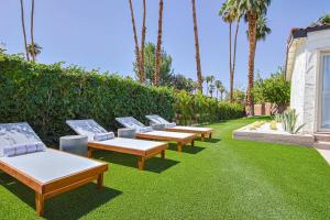 Zahrada ubytování Elegant 5-Bedroom Villa with Resort-Style Pool Spa & Views