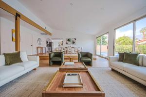 Posezení v ubytování Elegant 5-Bedroom Villa with Resort-Style Pool Spa & Views + 17 fotografií