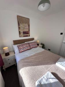a bedroom with a large bed and two lamps at Last Min Staycation, Wolverhampton, 3 BR, Parking in Tettenhall