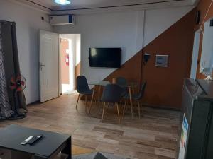 Μια τηλεόραση ή/και κέντρο ψυχαγωγίας στο Appartement zone b