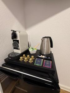 een koffiezetapparaat op een fornuis bij Colleen Apartments Wesertal in Porta Westfalica
