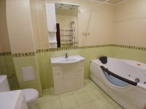 a bathroom with a sink and a tub and a toilet at Spacious apartment in the center of Vinnytsia in Vinnytsya