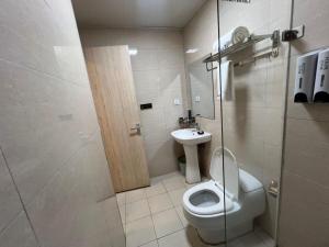 Koupelna v ubytování Kigali Phoenix Serviced Apartments + 16 fotografií