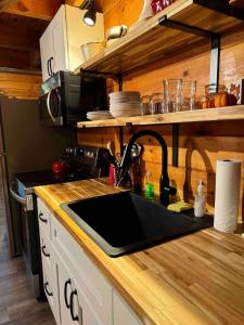 een keuken met een spoelbak en een aanrechtblad bij Mountain Tranquility Romantic-Hot Tub-Cabin -View in Helen +29 foto's