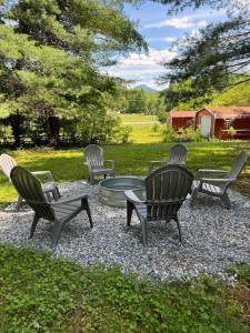 een groep stoelen rond een ronde tafel bij Mountain Tranquility Romantic-Hot Tub-Cabin -View in Helen