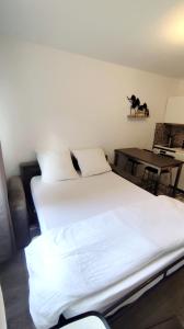 Ένα ή περισσότερα κρεβάτια σε δωμάτιο στο Prado Studio à 5 min des plages et 10 min du stade Vélodrome