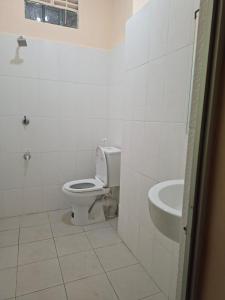 un baño con inodoro y lavabo en Sivaji House for Daily rent, en Dehiwala