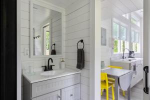 Fotografie z fotogalerie ubytování Riverside Tiny House with hot tub near Stowe v destinaci Johnson + 86 fotografií