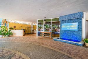 Beach Residences On Siesta, aka The Hyatt في سيستا كي: لوبي بحائط ازرق عليه لافته +59 صورة