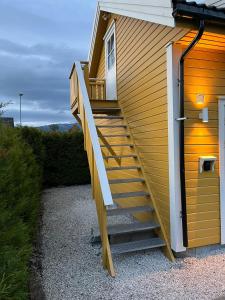 un conjunto de escaleras que conducen a un edificio en Sandvik Garasjeloft, en Vossevangen