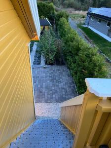Una vista aérea de un patio trasero con una cerca y un jardín. en Sandvik Garasjeloft, en Vossevangen