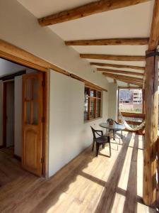 Una habitación con una mesa y sillas y una ventana. en Pisonaywasi - Hospedaje familiar, en Urubamba