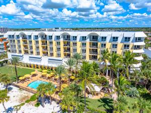 Beach Residences On Siesta, aka The Hyatt في سيستا كي: اطلالة جوية على المنتجع مع مسبح و نخيل