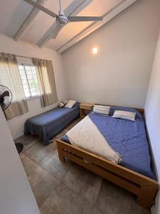 een slaapkamer met twee bedden in een kamer bij La Casa del Gringo in Villa Icho Cruz