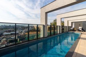 ein Schwimmbad auf dem Dach eines Gebäudes in der Unterkunft Edificio Village Lofts - Ao lado da Vila Germânica in Blumenau