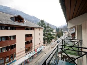 a view of a street from a balcony of a building at Duplex spacieux 8 pers avec parking, balcon et Wifi - Centre de Brides-les-Bains - FR-1-512-177 in Brides-les-Bains