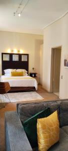 Giường trong phòng chung tại Mapungubwe Pop Champagne hotel apartments