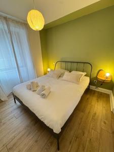 Un dormitorio con una cama con dos toallas encima. en Munst-Air Lodge - Stay between Vosges and vineyard, en Munster