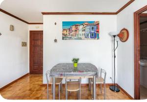 a dining room with a table and chairs at La casita del puerto in Agaete