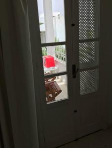 una puerta abierta con vistas a un patio en Aux jardins de Hammamet, en Hammamet