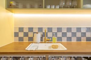 - un évier de cuisine avec un robinet sur un comptoir dans l'établissement EXTAY Mansion Chungmuro, à Séoul 97 autres photos
