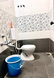 - Baño con aseo y cubo en Srinagar comfort inn 2 BHK Flat in Anantapur, en Anantapur