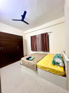 Un dormitorio con una cama y un ventilador de techo. en Srinagar comfort inn 2 BHK Flat in Anantapur, en Anantapur