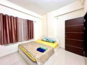 un dormitorio con una cama y una ventana en Srinagar comfort inn 2 BHK Flat in Anantapur, en Anantapur