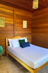 a bed in a room with wood paneling at Casa de Campo no Circuito das Águas in Socorro +26 photos
