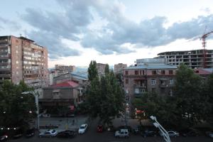 eine Stadt mit Autos auf einem Parkplatz in der Unterkunft Caliseum Sayat-Nova 33 in Yerevan