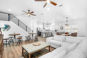 Χώρος καθιστικού στο Latitude! New 8 Bedrooms! Beach!