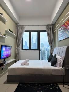 une chambre avec un grand lit et une grande fenêtre dans l'établissement The Luxe Infinitum by Comfort Homestay, à Kuala Lumpur 182 autres photos