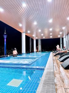 une grande piscine avec des gens dans l'eau dans l'établissement The Luxe Infinitum by Comfort Homestay, à Kuala Lumpur