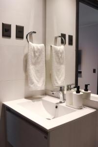 a bathroom with a sink and a mirror at Confort y perfecta ubicación en Ñuñoa in Santiago +10 photos