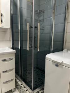 a shower with a glass door in a bathroom at 2 к квартира в Чернівцях проспект Незалежності in Chernivtsi