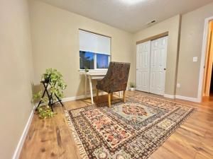sala de estar con silla y alfombra en Centrically Located Hillsboro Home, en Hillsboro 4 fotos más