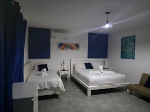 Un dormitorio con dos camas y una silla dentro. en Punta Cana Pool Sol Caribe, en Punta Cana 79 fotos más