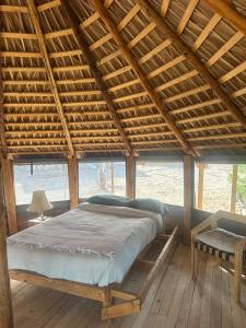 Ένα ή περισσότερα κρεβάτια σε δωμάτιο στο BuenaOnda Eco Glamping Food and Watersports