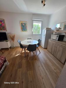 a kitchen with a table and chairs in a room at Appartement RDC - Grau du Roi in Le Grau-du-Roi