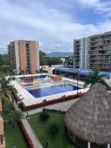Bazén v ubytování Relax en Ricaurte, Jacuzzi privado, 94 Mts nebo v jeho okolí
