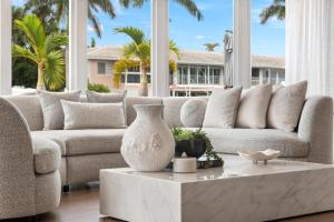 Una sala de estar con un sofá y una mesa de café. en Villa Seminole, en Fort Lauderdale